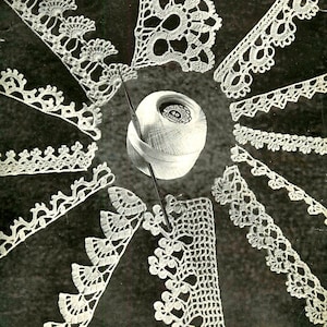 Op de afbeelding: Een verzameling witte gehaakte kanten voorbeelden, gerangschikt rond een bol wit garen met een haaknaald. De kantontwerpen omvatten bloemen- en geometrische motieven, die de veelzijdigheid van haken aantonen.