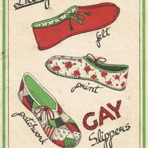 Può includere: Annuncio vintage per "Gay Slippers" con tre modelli di pantofole: feltro, stampa e patchwork. La pantofola in feltro è rossa con rifiniture verdi, quella stampata ha un motivo floreale e quella patchwork è multicolore. Testo include "Economy Design".