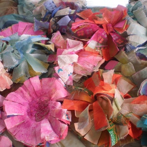 Naaipatroon, tutorial om rafelige stoffen bloemen te maken: accessoires van restjes en reststoffen pdf