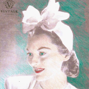 Könnte beinhalten: Vintage-Stil-Illustration einer Frau mit einem weißen Kopftuch mit großer Schleife. Die Frau hat grüne Augen und roten Lippenstift. Das Bild enthält den Text "VINTAGE VISAGE".