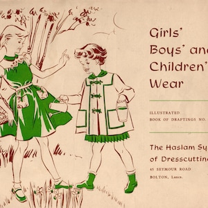 Può includere: Illustrazione vintage di abbigliamento per bambini. La copertina presenta due bambini in abiti verdi e bianchi, con il testo "Girls', Boys' and Children's Wear". Il libro è intitolato "Illustrated Book of Draftings No. 10" e descrive "The Haslam System of Dresscutting."