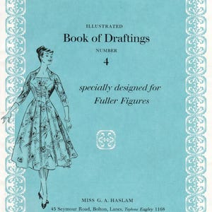Op de afbeelding: Vintage boekcover in lichtblauw met een decoratieve rand. De titel luidt "Book of Draftings, Nummer 4" met de tekst "specially designed for Fuller Figures". Een illustratie van een jurk staat links.