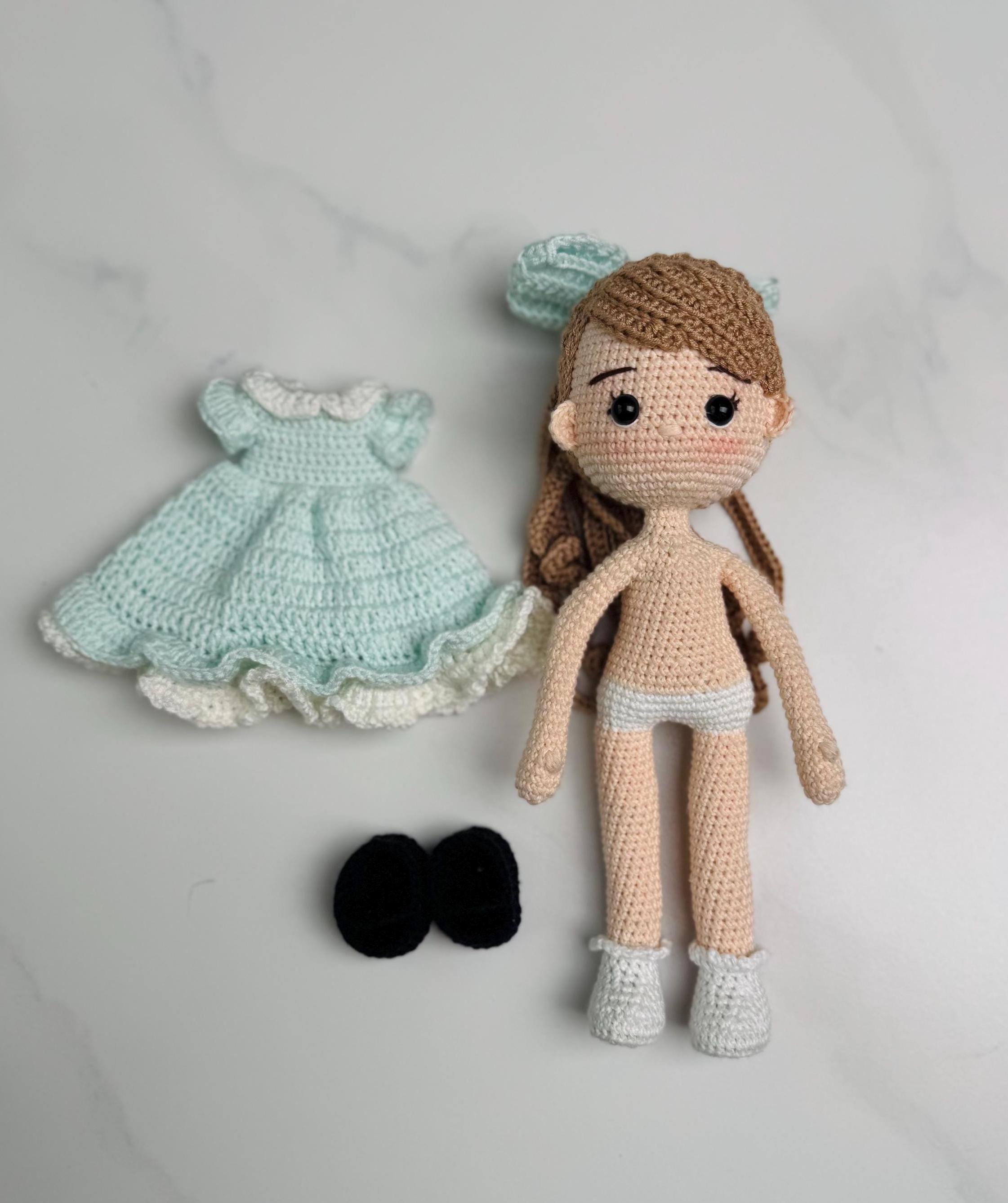 かぎ針編みの女の子人形 | 手作りあみぐるみおもちゃ、青いドレス