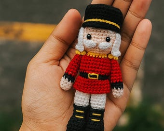 Patrón de ganchillo para amigurumi de un pequeño cascanueces / Juguete navideño (Descarga digital)