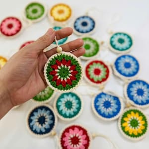 クリスマスオーナメント | クリスマスツリーの装飾 | かぎ針編みのオーナメントデコレーション | 花のオーナメント | かぎ針編みの飾り玉