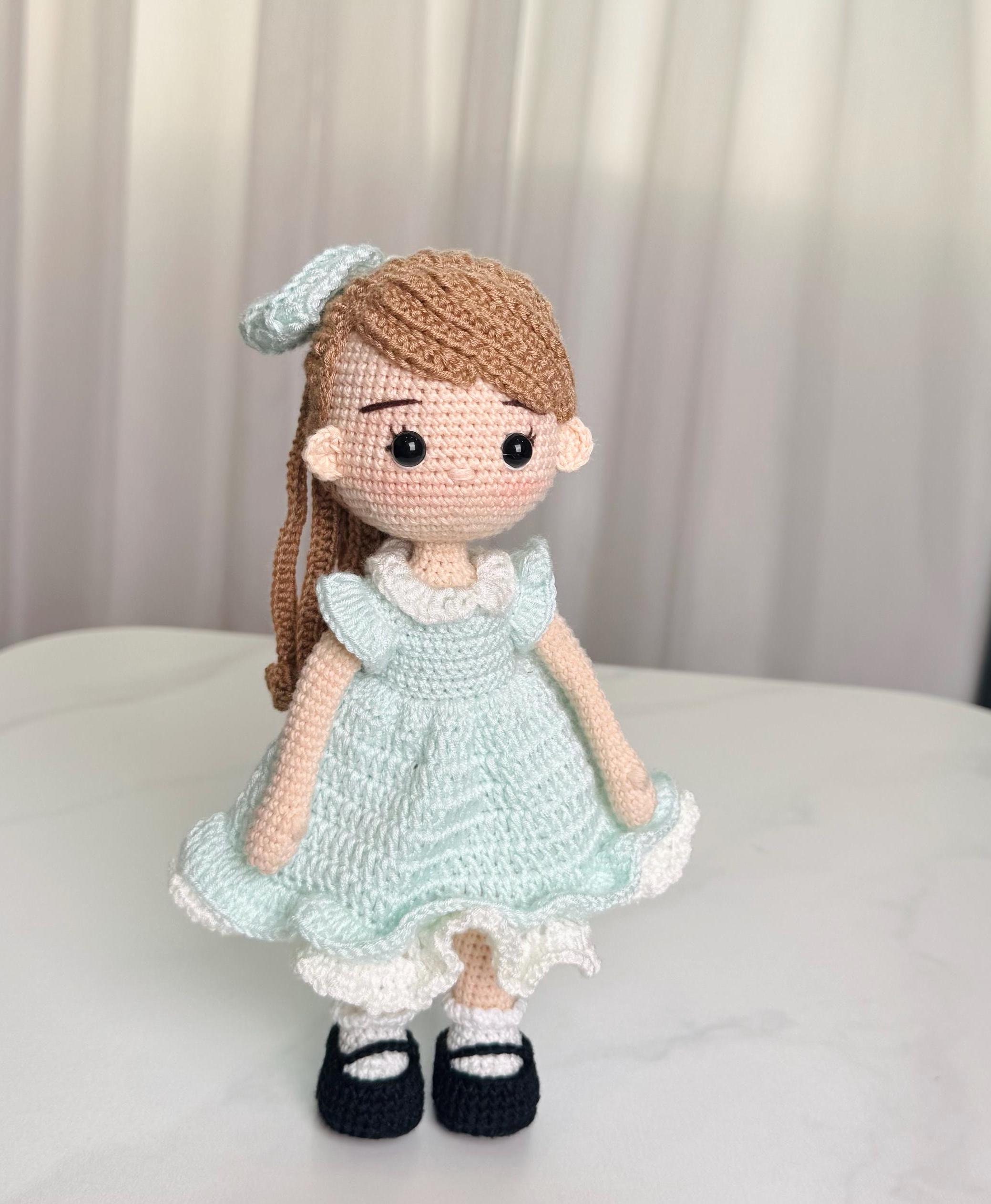 かぎ針編みの女の子人形 | 手作りあみぐるみおもちゃ、青いドレス