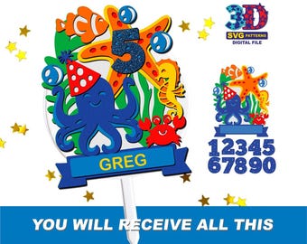 Puede incluir: Un adorno para pastel colorido con temática oceánica que presenta un pulpo azul con un gorro de fiesta, una estrella de mar y un cangrejo. Se muestra el número 5, junto con el nombre "GREG" en una pancarta azul. También se muestran números adicionales.