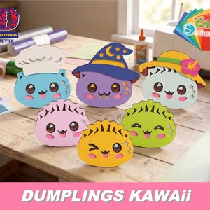 Könnte beinhalten: Sechs bunte, mehrschichtige Papier-Dumplings mit Kawaii-Gesichtern. Die Dumplings sind hellblau mit Kochmütze, lila mit Zaubererhut, hellgrün mit Sonnenhut, rosa, hellgrün und gelb mit einem zwinkernden Gesichtsausdruck dargestellt.
