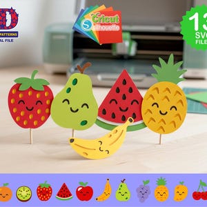 Op de afbeelding: Een set van 13 digitale SVG-fruitpatronen met een rode aardbei, groene peer, watermeloenpartje, gele ananas en gele banaan, allemaal met lachende gezichtjes. De collectie bevat diverse fruitillustraties zoals limoen, sinaasappel, kiwi, appel en kers.