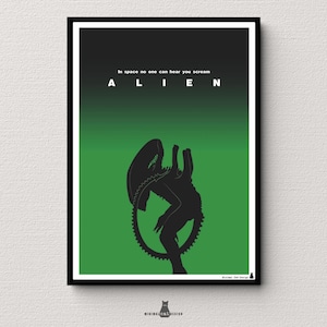 Puede incluir: Un póster enmarcado con un diseño minimalista de la película "Alien". El póster tiene un fondo degradado negro y verde con la palabra "ALIEN" en letras blancas. Una silueta negra de la criatura alienígena está en el centro, con el texto "In space no one can hear you scream."