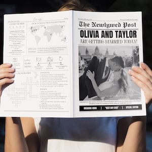Könnte beinhalten: Eine schwarz-weiße Hochzeitsanzeige in Form einer Zeitung mit der Überschrift "The Newlywed Post" und dem Text "Olivia und Taylor heiraten heute!" Die Zeitung zeigt ein Foto des Paares, das sich küsst. Die Zeitung enthält außerdem ein Kreuzworträtsel und eine Karte, die zeigt, woher die Gäste angereist sind.
