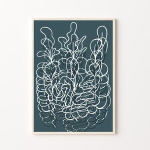 Peut inclure: Impression d'art abstrait avec des dessins au trait blancs de formes végétales sur un fond bleu canard foncé. L'œuvre est encadrée dans un cadre de couleur bois clair, créant une esthétique moderne et minimaliste.
