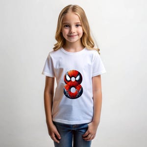Pu&ograve; includere: Maglietta bianca con un numero 8 rosso e nero con un design di Spiderman.