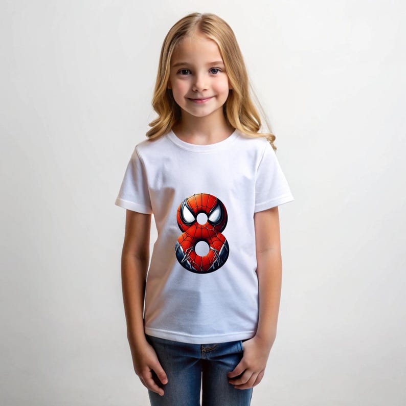 Pu&ograve; includere: Maglietta bianca con un numero 8 rosso e nero con un design di Spiderman.