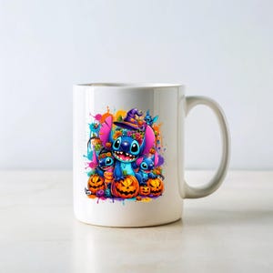 Może przedstawiać: Biały ceramiczny kubek z kolorowym wzorem przedstawiającym Stitch'a z Lilo & Stitch'a ubranego w str&oacute;j czarownicy z dyniami. Wz&oacute;r zawiera odrobinę koloru i kapelusz czarownicy.
