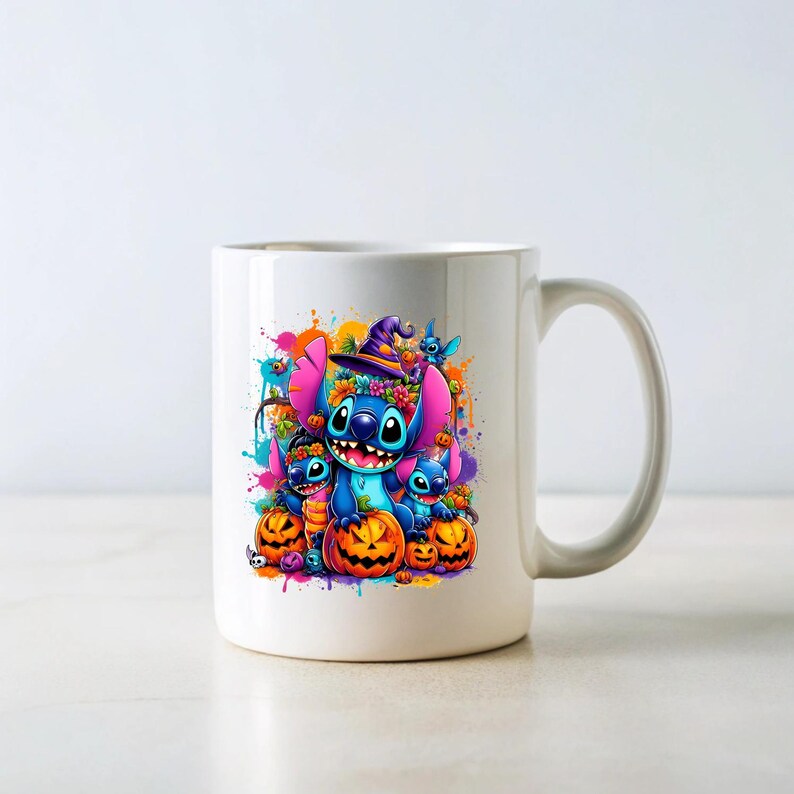 Może przedstawiać: Biały ceramiczny kubek z kolorowym wzorem przedstawiającym Stitch'a z Lilo & Stitch'a ubranego w str&oacute;j czarownicy z dyniami. Wz&oacute;r zawiera odrobinę koloru i kapelusz czarownicy.