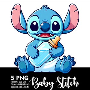 以下が含まれることがあります： ベビー・スティッチの漫画イラスト。青いエイリアンキャラクターが哺乳瓶を持っています。スティッチは白いおむつ、大きな耳、大きな目で座っています。画像には、筆記体で「Baby Stitch」というテキストが含まれています。