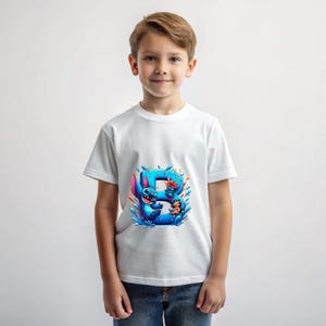 May include: White t-shirt with a blue Stitch character from Lilo & Stitch, holding a flower and standing in front of a blue letter B with water splashes.