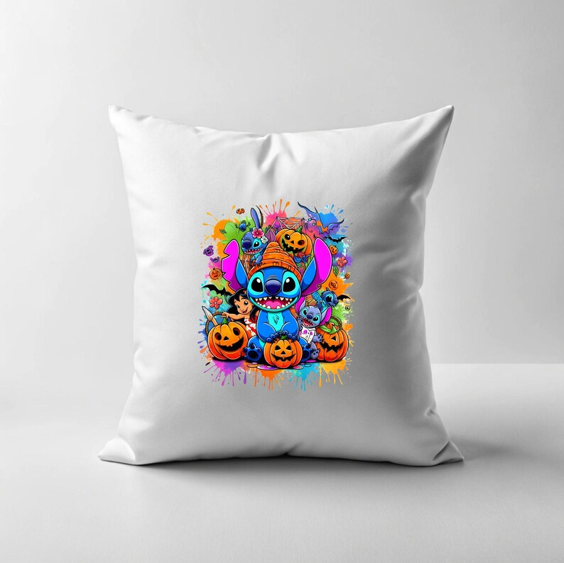 Może przedstawiać: Biała poduszka z kolorowym nadrukiem graficznym przedstawiającym niebieskiego bohatera Stitch z bajki Lilo & Stitch otoczonego dyniami i nietoperzami. Tło stanowi kolorowy wz&oacute;r rozprysku.