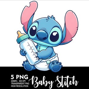 以下が含まれることがあります： ベビー・スティッチの漫画イラスト。青いエイリアンキャラクターが哺乳瓶を持っています。スティッチは大きな黒い目、ピンクの耳をしており、おむつをしています。画像には、スクリプトフォントで「Baby Stitch」というテキストが含まれています。