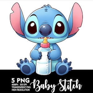 以下が含まれることがあります： ベビー・スティッチの漫画イラスト。青い宇宙人のキャラクターが哺乳瓶を持っています。スティッチは大きな黒い目、ピンクの耳、青い鼻をしています。画像には、筆記体で「Baby Stitch」というテキストが含まれています。