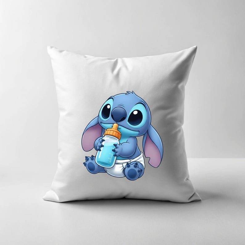 以下が含まれることがあります： 白い正方形のクッション。青い宇宙人のキャラクター、スティッチが哺乳瓶を持っている漫画のイラストが描かれています。クッションは柔らかく、ぬいぐるみのような外観で、子供部屋や保育園に最適です。