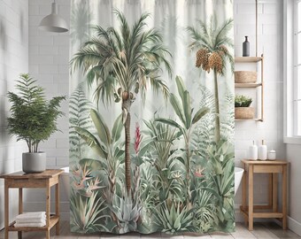 Pode incluir: Uma cortina de duche com uma impressão botânica detalhada de palmeiras tropicais, folhas de bananeira e várias folhagens verdes em tons de sálvia e esmeralda. O design inclui cachos de tâmaras castanhas e flores vermelhas num fundo claro.