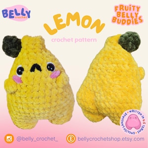 Peut inclure: Un modèle de crochet pour un jouet en peluche en forme de citron. Le modèle s'appelle "Fruity Belly Buddies : Lemon". Le jouet est jaune avec un dessus vert et des yeux noirs.