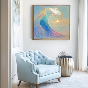 Puede incluir: Una pintura enmarcada de una gran ola azul rompiendo con una puesta de sol dorada en el fondo. La ola es iridiscente y tiene una cresta espumosa. La pintura est&aacute; en un marco dorado y est&aacute; colgada en una pared blanca.