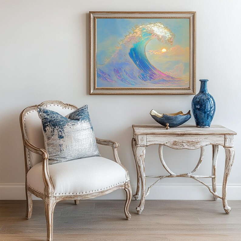 Puede incluir: Una mesa auxiliar de madera blanca desgastada con un cuenco decorativo azul y dorado y un jarr&oacute;n de cer&aacute;mica azul. La mesa tiene un solo caj&oacute;n y se encuentra sobre un suelo de madera clara. Una silla blanca con un coj&iacute;n estampado azul y plateado se encuentra en el fondo.