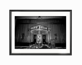 Impresión fotográfica en blanco y negro de Cliff Bells Jazz Club Detroit de la fotógrafa Janna Coumoundouros