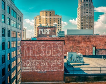 Kresge Sign et David Whitney Building Detroit Skyline Rooftops Fine Art Photograph Print par le photographe Janna Coumoundouros Lilacpop