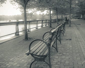 Foto de los bancos del parque Pier A - Impresión sepia de bellas artes con escena brumosa de Hoboken, Nueva Jersey
