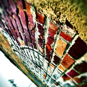 Foto de la pared de ladrillos de Corktown, Detroit - Impresión artística de grafiti urbano imagen 2