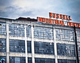 Russell Industrial Center Sign Detroit Blue Windows Fine Art Photograph Print par le photographe Janna Coumoundouros Lilacpop Studio