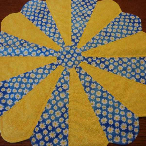 Daisies Dresden Plate Table Topper