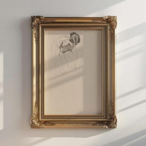 Op de afbeelding: Een ingelijste potloodtekening van een persoon in een verdraaide houding. De tekening is in zwart-wit en is geplaatst tegen een witte achtergrond. De lijst is goudkleurig en heeft een decoratief ontwerp.