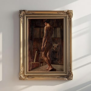 Puede incluir: Una pintura al óleo enmarcada que representa a una figura masculina desnuda de pie en un estudio. La figura está de espaldas al espectador, con la espalda y los hombros visibles. La pintura está sobre un fondo oscuro con toques de tonos marrones y rojos. La firma del artista, "Tilly", es visible en la esquina inferior derecha.