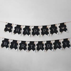 K&ouml;nnte beinhalten: Ein schwarzes Banner mit wei&szlig;en Buchstaben, die "HAPPY BIRTHDAY" schreiben, vor einem neutralen Hintergrund. Jeder Wimpel zeigt einen wei&szlig;en Geist und eine Fledermaus-Illustration. Ideal f&uuml;r eine Halloween-Geburtstagsfeier.