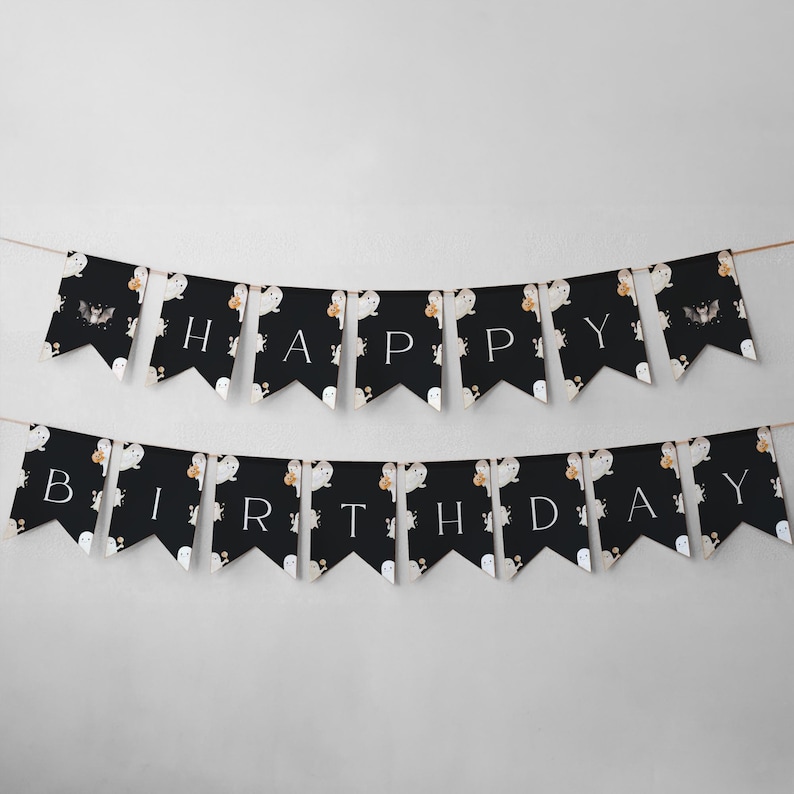 K&ouml;nnte beinhalten: Ein schwarzes Banner mit wei&szlig;en Buchstaben, die "HAPPY BIRTHDAY" schreiben, vor einem neutralen Hintergrund. Jeder Wimpel zeigt einen wei&szlig;en Geist und eine Fledermaus-Illustration. Ideal f&uuml;r eine Halloween-Geburtstagsfeier.