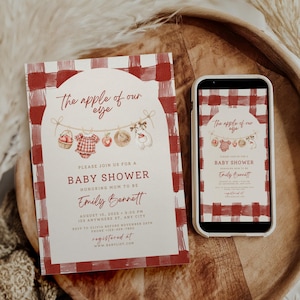 Pu&ograve; includere: Un invito rettangolare per baby shower e uno smartphone che mostra lo stesso design, entrambi con un bordo a quadri rossi e bianchi, una cornice ad arco e un'illustrazione di un filo da bucato con un cesto di mele, un vestito e una mela.