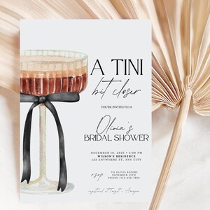 Può includere: Invito per addio al nubilato con un'illustrazione ad acquerello di un bicchiere da cocktail e un fiocco nero. Il testo recita "A Tini bit closer" e include i dettagli dell'evento.
