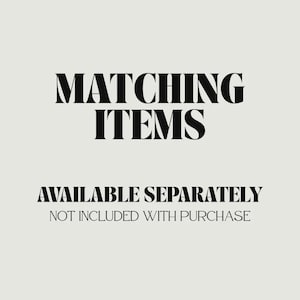 Pu&ograve; includere: Un grafico grigio chiaro con testo nero che recita MATCHING ITEMS in un grande carattere serif, seguito dal testo AVAILABLE SEPARATELY in un carattere pi&ugrave; piccolo, e dal testo NOT INCLUDED WITH PURCHASE in un sottile carattere sans-serif.