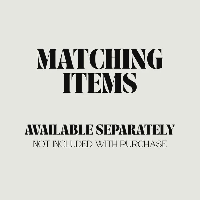 Pu&ograve; includere: Un grafico grigio chiaro con testo nero che recita MATCHING ITEMS in un grande carattere serif, seguito dal testo AVAILABLE SEPARATELY in un carattere pi&ugrave; piccolo, e dal testo NOT INCLUDED WITH PURCHASE in un sottile carattere sans-serif.