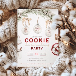 Pode incluir: Um convite festivo para uma festa de decoração de biscoitos. O design apresenta ilustrações em aquarela de enfeites, biscoitos e vegetação. O texto diz "Junte-se a nós para uma festa de decoração de biscoitos".