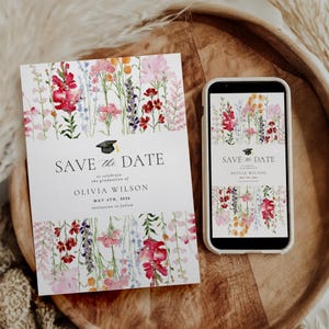 Puede incluir: Un anuncio de graduación con diseño floral en acuarela. La invitación dice "Save the Date" con el nombre del graduado y la fecha de graduación. Un smartphone muestra el mismo diseño.
