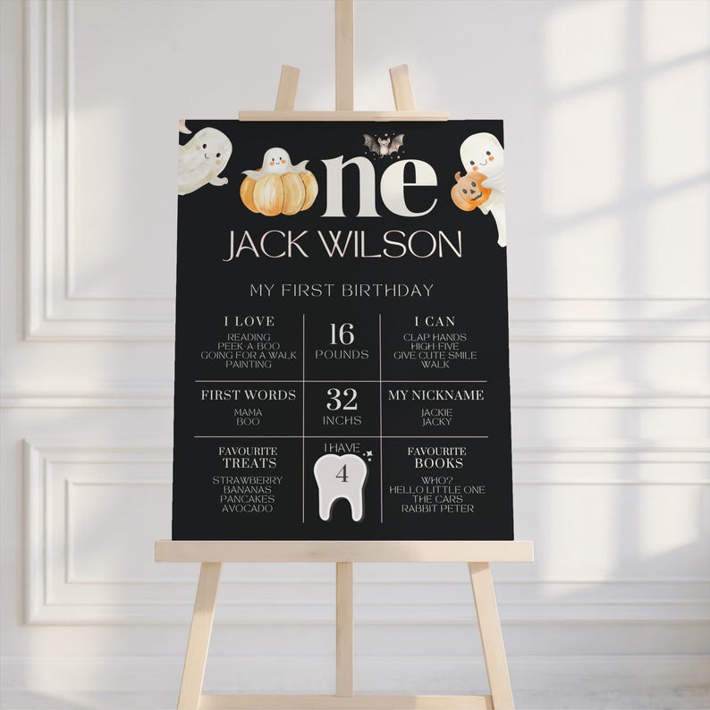 K&ouml;nnte beinhalten: Eine schwarz-wei&szlig;e Geburtstagstafel zum Thema Halloween auf einer Staffelei. Auf dem Schild steht "one" mit dem Namen "Jack Wilson" und "My First Birthday". Es enth&auml;lt Details wie Gewicht (7,26 kg), Gr&ouml;&szlig;e (81,28 cm) und Lieblingsdinge.