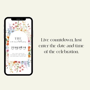 Pu&ograve; includere: Uno schermo di smartphone mostra un design floreale con le parole "THE countdown" e un timer per il conto alla rovescia. &Egrave; visibile anche il testo "WE CAN'T WAIT TO CELEBRATE THE ARRIVAL OF OUR BABY WITH YOU!". Lo sfondo &egrave; di colore beige chiaro.