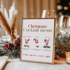 Pode incluir: Um menu de coquetéis de Natal emoldurado com texto vermelho e verde. O menu apresenta ilustrações em aquarela de três coquetéis festivos: mistletoe margarita, santa hat e mrs claus. A frase "Festive sips for a merry night" está na parte inferior.