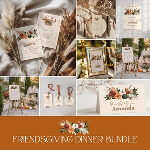 Op de afbeelding: Een Friendsgiving dinerpakket met uitnodigingen, menu's, naambordjes en tafelsignalen. De ontwerpen bevatten bloemstukken met pompoenen en herfstbladeren in oranje, groen en bruin. De tekst luidt "Friendsgiving Dinner".